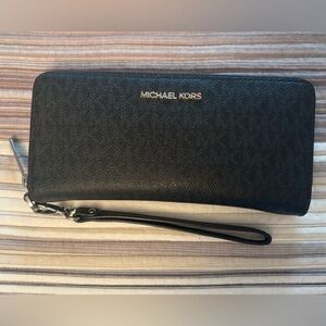 Michael Kors Jet Set Travel Large
Flat Zip MF Phone Case Wristlet
Wallet